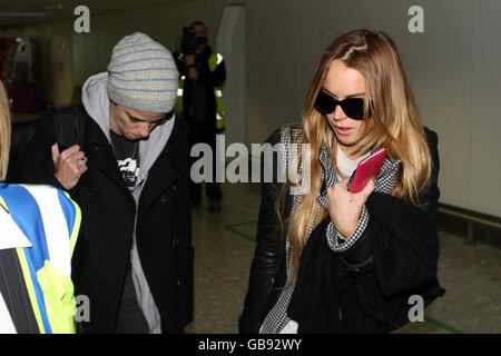 Lindsay Lohan und Sam Ronson am Flughafen Heathrow - London Stockfoto