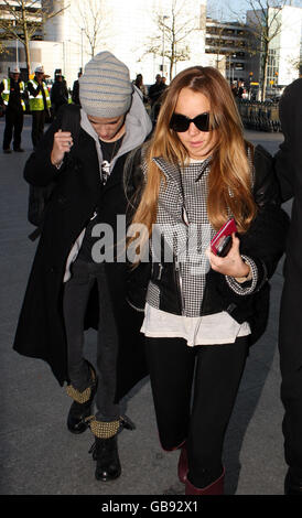 Lindsay Lohan (rechts) und Sam Ronson kommen am Flughafen Heathrow an, um ihren Flug nach Dubai zu erreichen. Stockfoto
