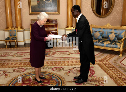 Die britische Königin Elizabeth II. Empfängt den Hochkommissar für Kamerun, Herrn Nkwelle Ekaney, im Buckingham Palace, London. Stockfoto