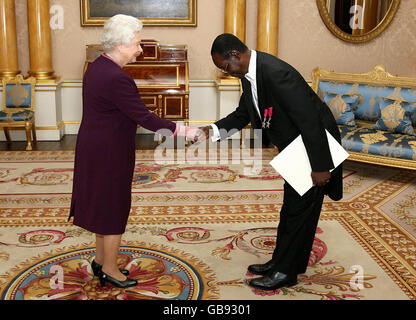 Die britische Königin Elizabeth II. Empfängt den Hochkommissar für Kamerun, Herrn Nkwelle Ekaney, im Buckingham Palace, London. Stockfoto