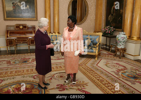 Die britische Königin Elizabeth II. Empfängt die Generalgouverneurin von St. Lucia, Dame Pearlette Louisy, im Buckingham Palace, London. Stockfoto