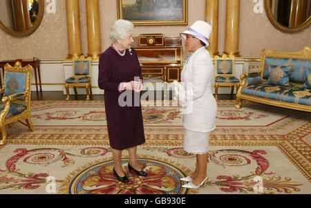 Die britische Königin Elizabeth II. Empfängt Kamela Palma zu ihrer Ernennung zur Hochkommissarin für Belize im Buckingham Palace, London. Stockfoto