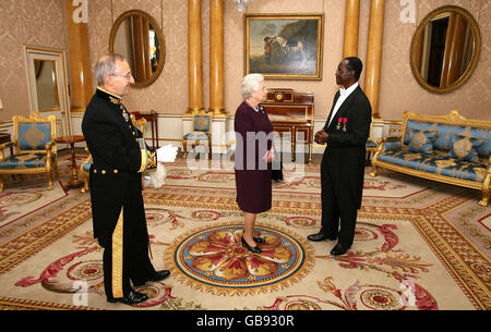 Die britische Königin Elizabeth II. Empfängt den Hochkommissar für Kamerun, Herrn Nkwelle Ekaney, im Buckingham Palace, London. Stockfoto