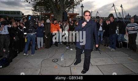 Sänger Tom Jones wird auf der South Bank im Rahmen der Kulturshow 'British Busking Challenge' von BBC2 im Zentrum von London gesehen. Stockfoto