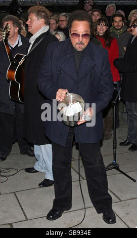 Sänger Tom Jones wird auf der South Bank im Rahmen der Kulturshow 'British Busking Challenge' von BBC2 im Zentrum von London gesehen. Stockfoto