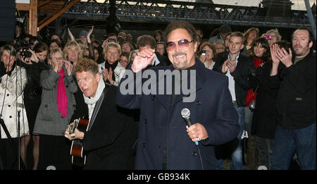 Sänger Tom Jones wird auf der South Bank im Rahmen der Kulturshow 'British Busking Challenge' von BBC2 im Zentrum von London gesehen. Stockfoto