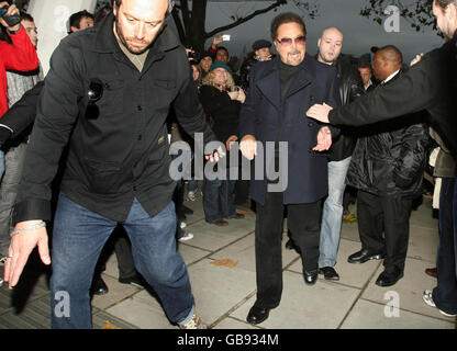 Sänger Tom Jones wird auf der South Bank im Rahmen der Kulturshow 'British Busking Challenge' von BBC2 im Zentrum von London gesehen. Stockfoto