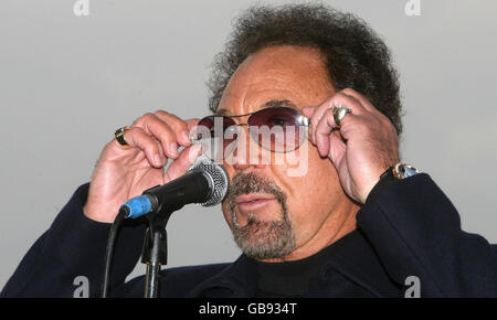 Sänger Tom Jones wird auf der South Bank im Rahmen der Kulturshow 'British Busking Challenge' von BBC2 im Zentrum von London gesehen. Stockfoto