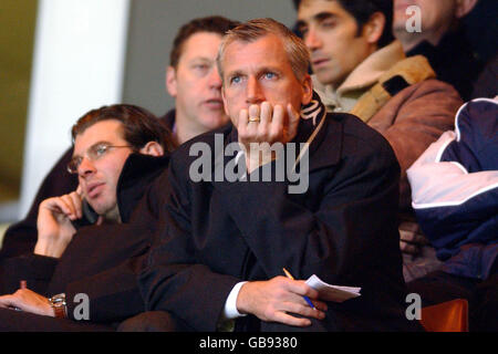 Fußball - FA Premier Reserve League South - Charlton Athletic gegen Chelsea. Alan Pardew, der neue Manager von West Ham United, beobachtet die Action Stockfoto