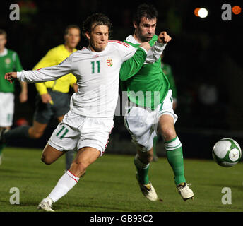 Fußball - Nationwide International Friendly - Nordirland / Ungarn - Windsor Park. Der nordirische Keith Gillespie verwechselt sich mit dem ungarischen Szabolcs Huszti während des International Friendly im Windsor Park, Belfast. Stockfoto