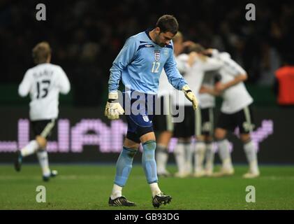 Englands Torhüter Scott Carson ist niedergeschlagen, als die deutschen Spieler feiern Patrick Helmes erzielte sein erstes Tor des Spiels Stockfoto