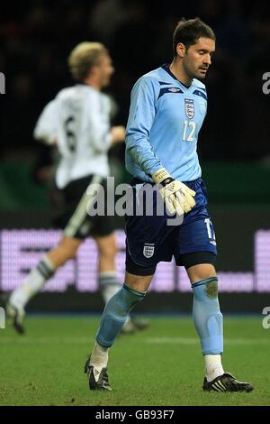 Englands Torhüter Scott Carson ist niedergeschlagen, als die deutschen Spieler Patrick Helmes (nicht im Bild) feiern, der sein erstes Tor des Spiels erzielte Stockfoto