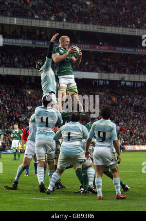 Der Irre Paul O'Connell steht beim Spiel der Guinness Series 2008 in Croke Park, Dublin, Irland, auf der Strecke. Stockfoto