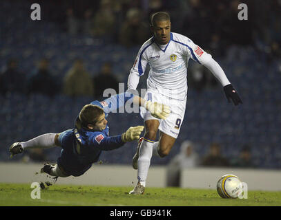 Jermaine Beckford von Leeds United (rechts) rundet Arran Lee-Barrett von Hartlepool United auf den vierten Platz in Leeds während des Coca-Cola Football League One-Spiels in der Elland Road, Leeds. Stockfoto