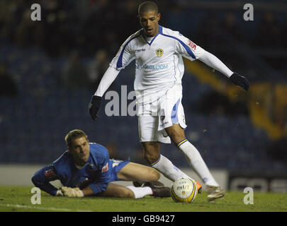 Jermaine Beckford von Leeds United (rechts) schlägt Arran Lee-Barrett von Hartlepool United und erzielt im Coca-Cola Football League One Spiel in der Elland Road, Leeds, den vierten Treffer von Leeds. Stockfoto