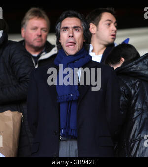 Paulo Sousa, der neue Manager der Queens Park Rangers, schaut während des Coca-Cola Football Championship-Spiels in der Vicarage Road, Watford, von den Tribünen. Stockfoto