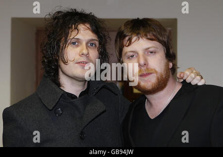 Die Fratellis-Bandmitglieder Jon Fratelli, Left und Barry Fratelli kommen vor den Tartan Clef Music Awards auf dem Old Fruit Market in Glasgow an. Stockfoto