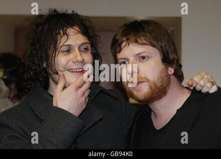 Die Fratellis-Bandmitglieder Jon Fratelli, Left und Barry Fratelli kommen vor den Tartan Clef Music Awards auf dem Old Fruit Market in Glasgow an. Stockfoto