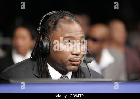 Lennox Lewis beobachtet, wie Ricky Hatton aus England die US-Amerikanin Paulie Malignaggi während des IBF-Leichtgewichtskampfes im MGM Grand Hotel, Las Vegas, USA, besiegt. Stockfoto