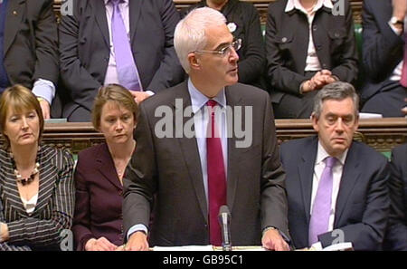 Kanzler Alistair Darling liefert seinen jährlichen Vorbudgetbericht im Londoner Unterhaus. Stockfoto