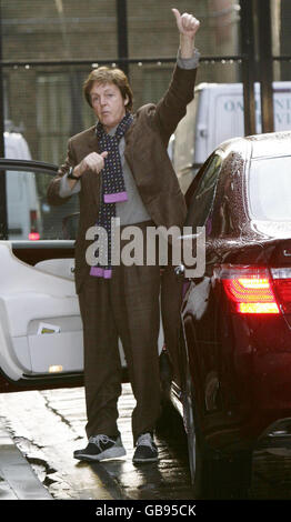 Sir Paul McCartney kommt zu einer Pressekonferenz für sein neues Album "Electric Arguments" in der Fire Station in Waterloo, Zentral-London. Stockfoto