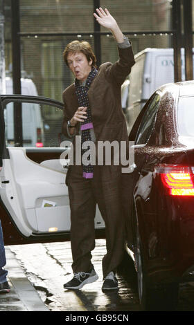 Sir Paul McCartney kommt zu einer Pressekonferenz für sein neues Album "Electric Arguments" in der Fire Station in Waterloo, Zentral-London. Stockfoto