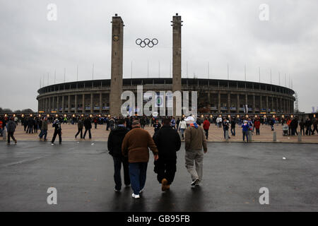 Fußball - Deutsche Bundesliga - Hertha Berlin / Hamburg SV - Olympiastadion. Fans machen sich auf den Weg ins Olympiastadion in Berlin Stockfoto