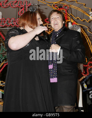 Peter Kay kommt zu Sir Paul McCartney, um die Weihnachtsbeleuchtung in Stella McCartneys Geschäft in Mayfair, im Zentrum von London, zu schalten. Stockfoto