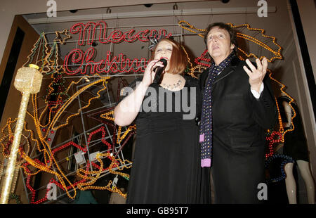 Peter Kay kommt zu Sir Paul McCartney, um die Weihnachtsbeleuchtung in Stella McCartneys Geschäft in Mayfair, im Zentrum von London, zu schalten. Stockfoto