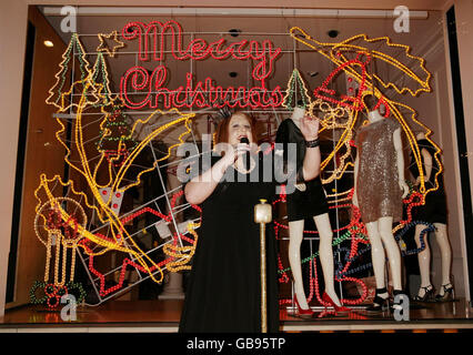 Peter Kay auf der Bühne beim Einschalten der Weihnachtsbeleuchtung in Stella McCartneys Laden in Mayfair, im Zentrum von London. Stockfoto