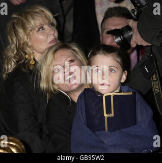 Kate Moss mit einem Kind (Name oder Verwandtschaft nicht bekannt) während des Einschaltens der Weihnachtsbeleuchtung in Stella McCartneys Laden in Mayfair, im Zentrum von London. Stockfoto