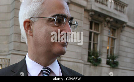 Schatzkanzler Alistair Darling verlässt die Millbank Studios, London. Stockfoto