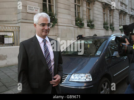 Schatzkanzler Alistair Darling verlässt die Millbank Studios, London. Stockfoto