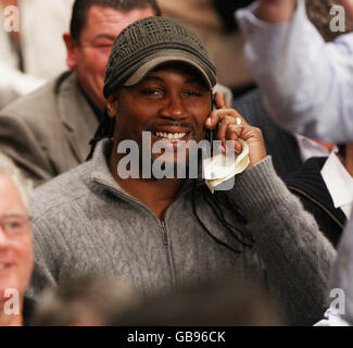 Boxing - Joe Calzaghe / Roy Jones Jr - Titel leicht schwer - Madison Square Garden - New York. Lennox Lewis beobachtet den walisischen Joe Calzaghe und den US-amerikanischen Roy Jones während des leichten Schwergewichts-Balls im Madison Square Garden, New York, USA. Stockfoto