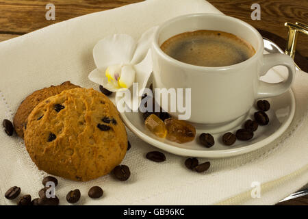 Tasse Kaffee und Kekse auf dem Tablett. Tasse Kaffee. Kaffee am Morgen Stockfoto
