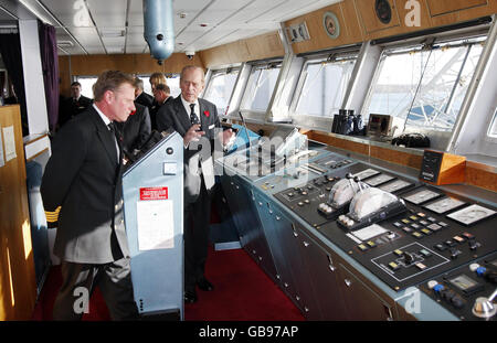 Der Herzog von Edinburghon die Brücke des Schiffes 'Queen Elizabeth 2' neben dem Kapitän Ian McNaught (links) während eines Besuchs des Schiffes in Southampton. Stockfoto