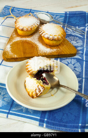 Kleinen Confiture Torte auf den weißen Teller. Süßes Dessert. Süßes Gebäck. Kleine Kuchen. Pie. Kuchen Marmelade Stockfoto