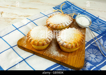 Kleinen Confiture Kuchen und Backen Sieb. Marmelade, Kuchen. Kleine Kuchen. Pie. Süßes Gebäck. Süßes dessert Stockfoto