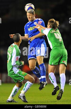 Terry Skiverton von Yeovil Town (rechts) und Lee Peltier (links) und Steve Howard von Leicester City (Zentrum) Stockfoto