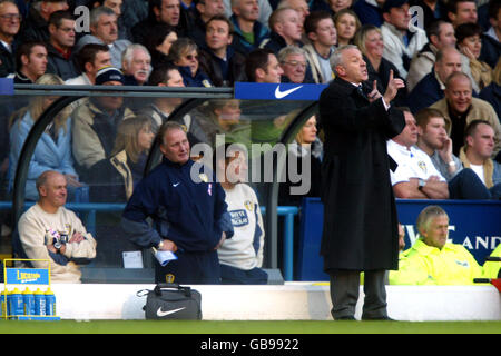 Leeds United Manager Peter Reid gibt seinen Spielern Anweisungen Stockfoto