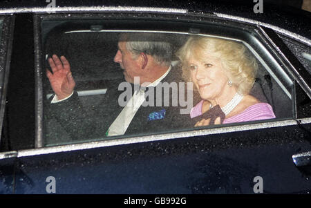 Der Prinz von Wales und die Herzogin von Cornwall kommen im Buckingham Palace in London an, um an einem privaten Empfang und Konzert im Rahmen der Feierlichkeiten zum 60. Geburtstag des Prinzen von Wales teilzunehmen, die von der Queen veranstaltet werden. Stockfoto