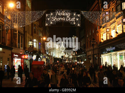 Neue energiearme Weihnachtsbeleuchtung in Dublins Haupteinkaufsviertel Grafton Street, die von Irlands Kommunikationsminister Eamon Ryan eingeschaltet wurde. Stockfoto