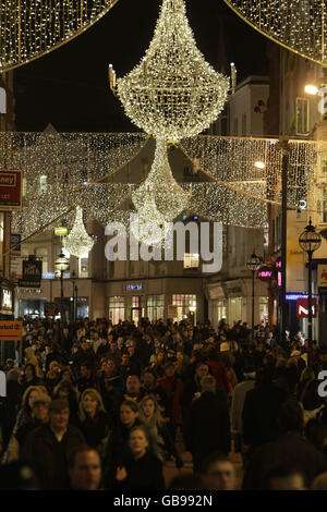 Neue energiearme Weihnachtsbeleuchtung in Dublins Haupteinkaufsviertel Grafton Street, die von Irlands Kommunikationsminister Eamon Ryan eingeschaltet wurde. Stockfoto