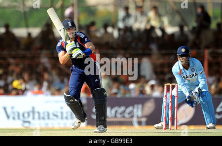 Der englische Kevin Pietersen erzielt beim ersten One Day International im Madhavrao Scindia Cricket Ground, Rajkot, Indien, 50 Punkte. Stockfoto