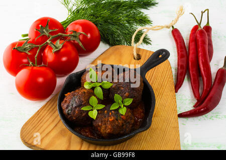 Gegrillte Frikadellen mit Basilikum. Hackbraten. Meatballs.Grilled Frikadellen. Türkische Frikadelle. Stockfoto