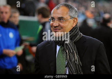 Fußball - UEFA Cup - Gruppe E - VfL Wolfsburg / Heerenveen - Volkswagen Arena. Felix Magath, VfL-Manager in Wolfsburg Stockfoto