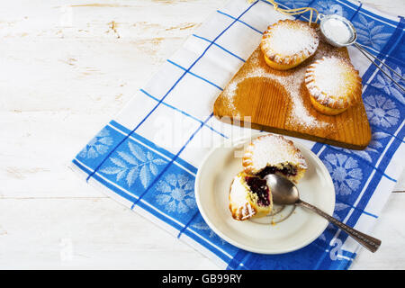 Kleiner Nachtisch Torte auf den weißen Teller. Süßes Dessert. Süßes Gebäck. Pie. Marmelade, Kuchen kleine Kuchen. Stockfoto