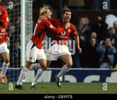 Fußball - UEFA Champions League - Gruppe E - Manchester United gegen die Rangers. Roy Keane von Manchester United gratuliert dem Torschützenkönig Diego Forlan zur Eröffnung Stockfoto