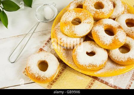 Süße Krapfen auf gelbe Platte. Süßes Dessert. Süßes Gebäck. Donuts. Krapfen. Stockfoto