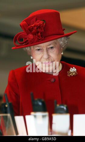 Queen Elizabeth II besucht den Hauptsitz von Vodafone Global in Newbury, wo sie sich eine Ausstellung über die Entwicklung der Mobilfunktechnologie in den letzten 25 Jahren ansah. Stockfoto